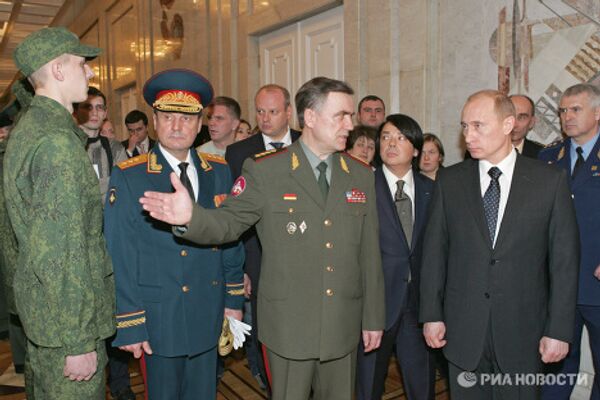 Президент РФ осмотрел новые образцы военной формы