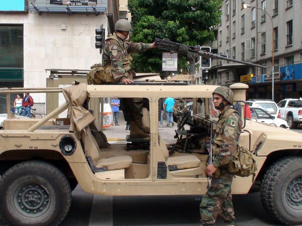 Чилийские военные на улицах города Консепсьон, пострадавшего от землетрясения