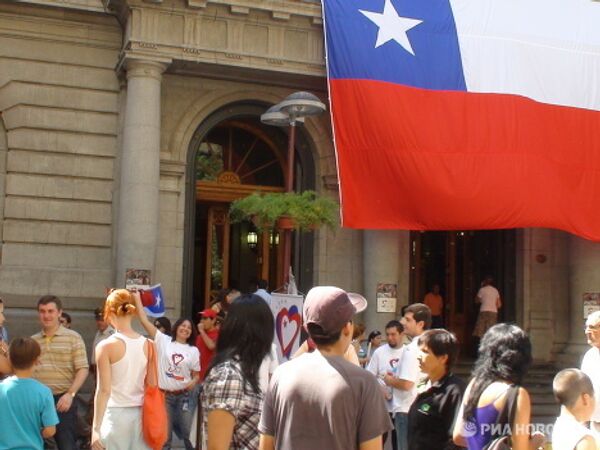 Участники акции  Чили помогает Чили в Сантьяго