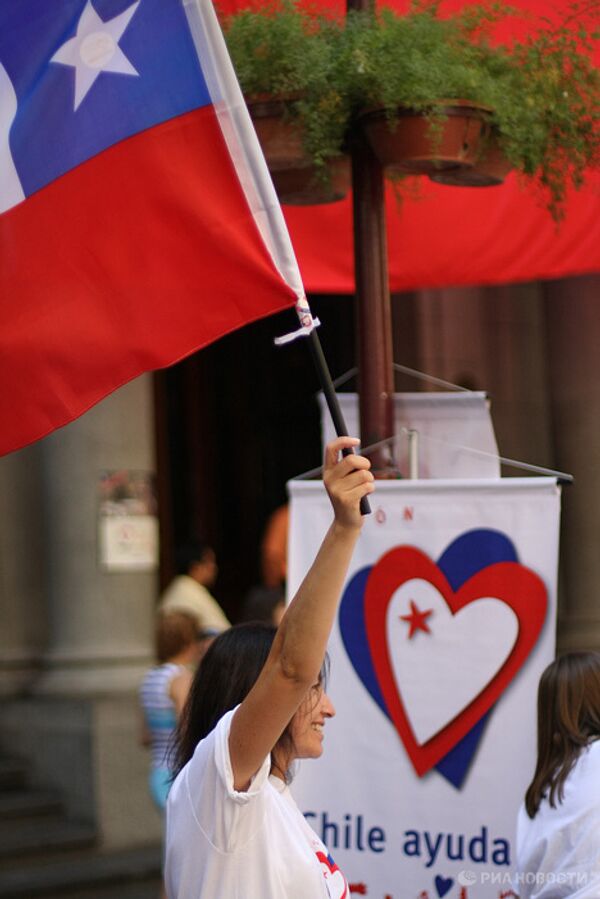 Участники акции Чили помогает Чили в Сантьяго
