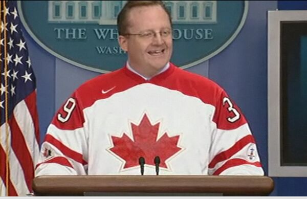 Пресс-секретарь Обамы провел брифинг в канадском хоккейном свитере