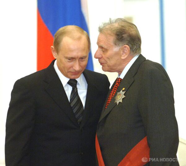 В.Путин, Ж.Алферов во время вручения награды