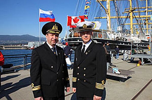 Слева - В.Волкогон, справа - капитан барка М.Новиков