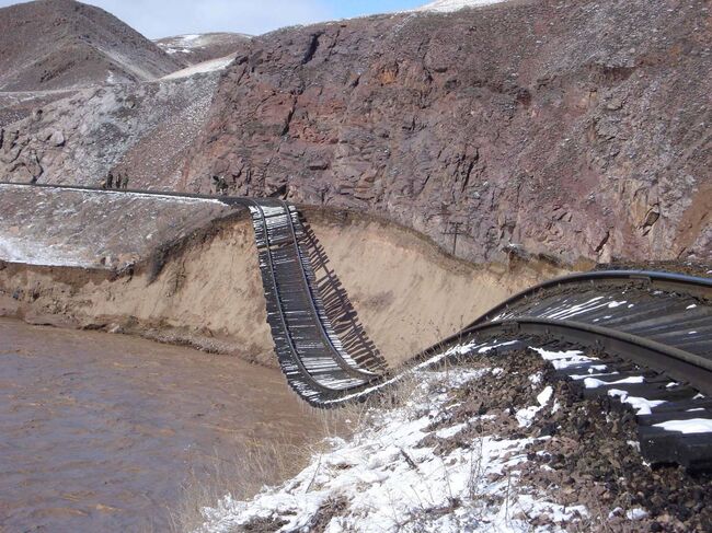 На железной дороге ведутся восстановительные работы на участках, разрушенных в результате прорыва Кызылагашской плотины в Алматинской области.  