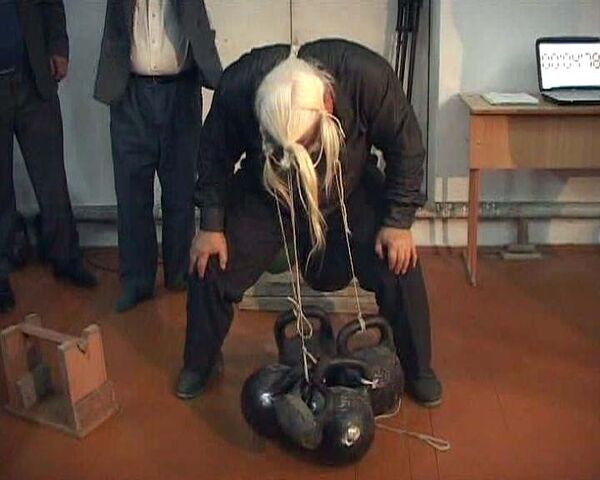 Дагестанский 80-летний силач поднимает волосами гирю весом в 120 кг