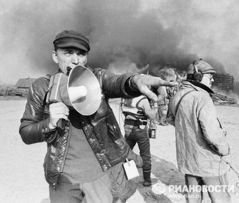 Режиссер Климов на съемках фильма Иди и смотри. Режиссер Климов на съемках фильма Иди и смотри.