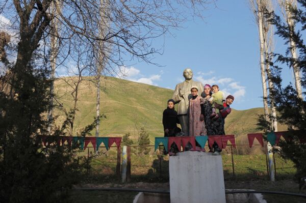 Юные жители Варзобского района у памятника В.И.Ленину