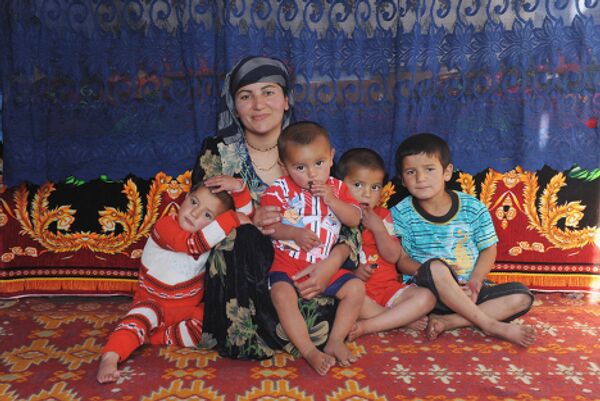 Жительница Айнийского района Таджикистана с детьми