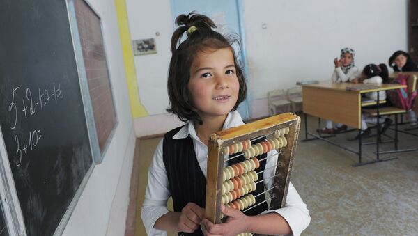 Ученица сельской школы Варзобского района Таджикистана. Архив