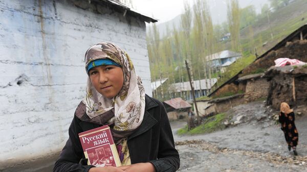 Юная жительница Айнийского района Таджикистана по дороге в школу