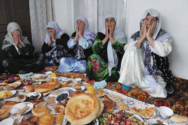 Жительницы Гиссарского района Таджикистана поминают умершего родственника.