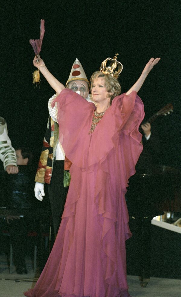 Юлия Борисова в сцене из спектакля Принцесса Турандот