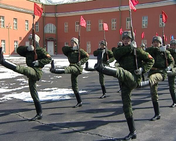 Батальон почетного караула начал репетировать парад Победы 