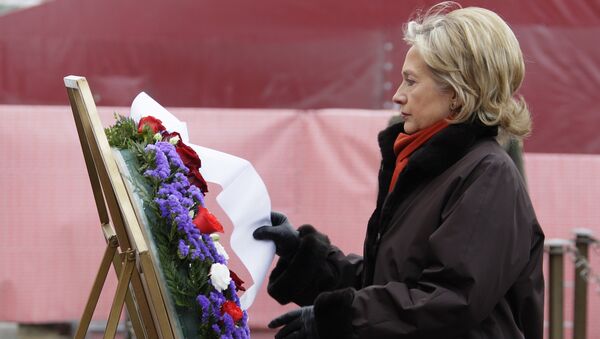 Госсекретарь США Хиллари Клинтон возложила цветы к могиле Неизвестного солдата в Москве