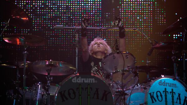 Ударник Джеймс Коттак во время концерта германской рок-группы Scorpions. Архивное фото