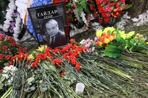 Портрет на могиле Егора Гайдара на Новодевичьем кладбище.
