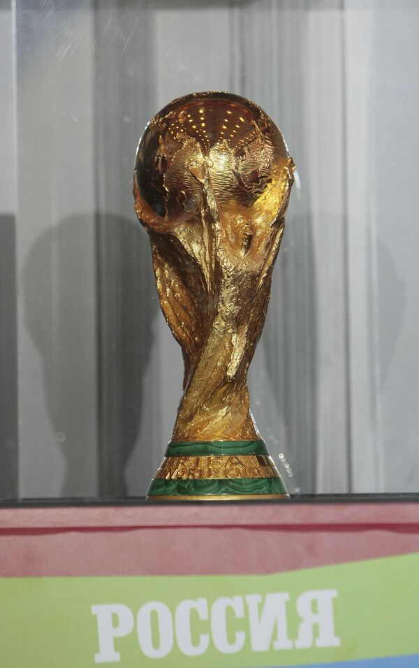 Кубок мира ФИФА по футболу привезли в Санкт-Петербург