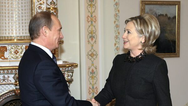 Президент России Владимир Путин и экс-госсекретарь США Хиллари Клинтон. Архивное фото
