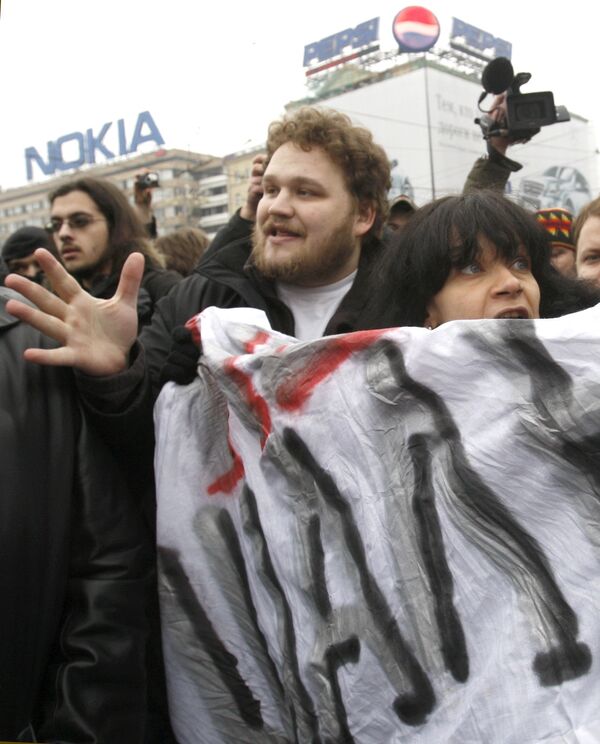 Участники несанкционированного митинга на Пушкинской площади в Москве