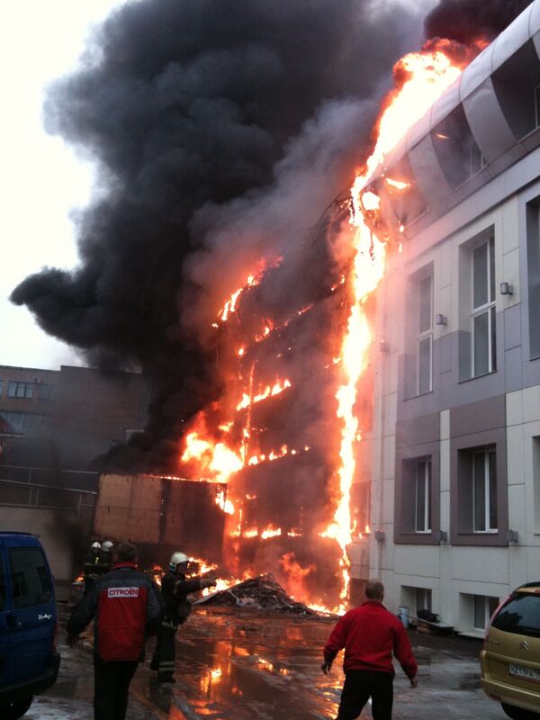 Пожар в бизнес-центре на 2-й Хуторской улице в Москве