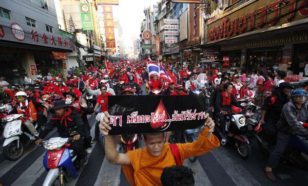 Агитационный автомобильно-мотоциклетный марш оппозиционного массового движения краснорубашечников в Бангкоке