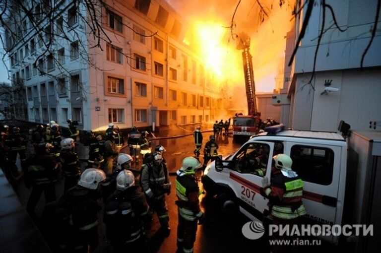 Пожар в бизнес-центре на севере Москвы