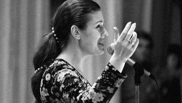 Валентина Толкунова во время концерта. Архив