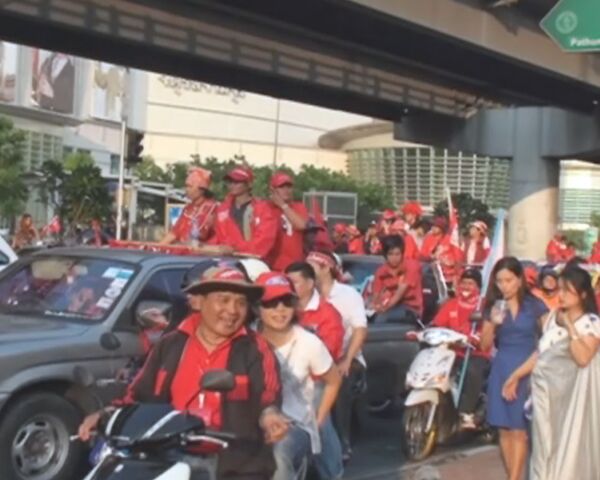 Автоколонна краснорубашечников проехала по улицам Бангкока