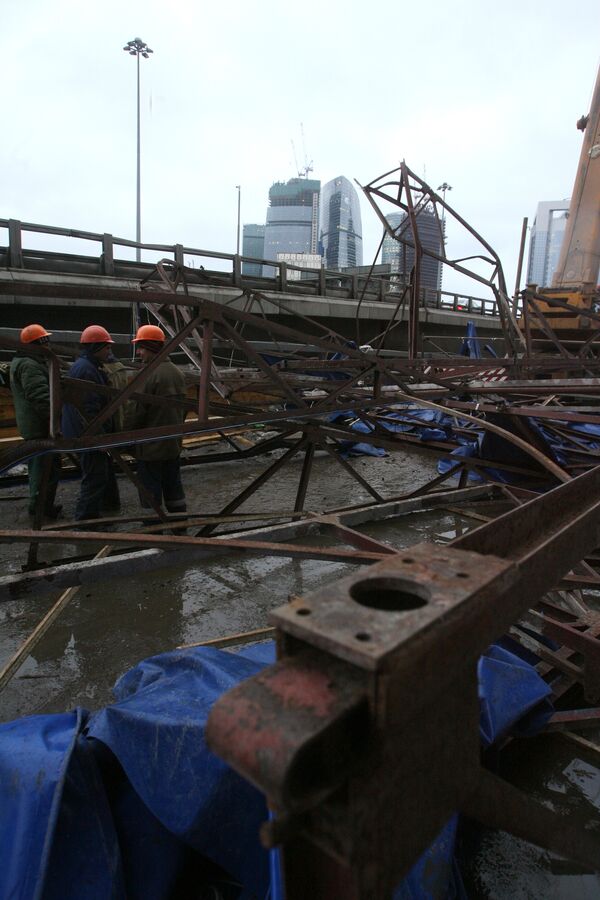Металлическая конструкция упала со строящегося участка третьего транспортного кольца на его пересечении со Шмитовским проездом