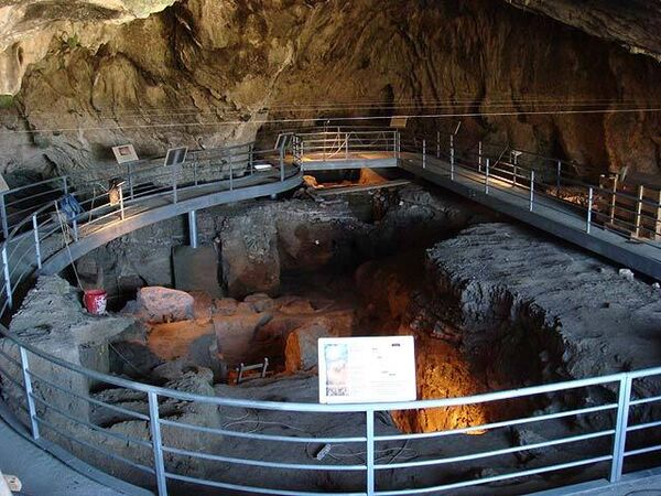 В пещере Теопетра в греческой области Фессалия