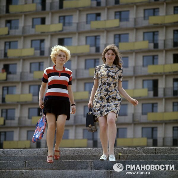 Студентки Ира Миронова и Лилия Потапова