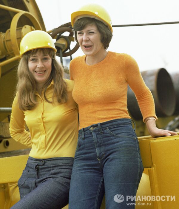 Девушки, работающие на строительстве газопровода Оренбург - Западная граница СССР