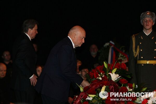 Мэр Москвы Юрий Лужков на церемонии прощания с Валентиной Толкуновой