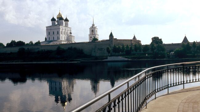 Вид на Псковский Кремль с моста. Архив