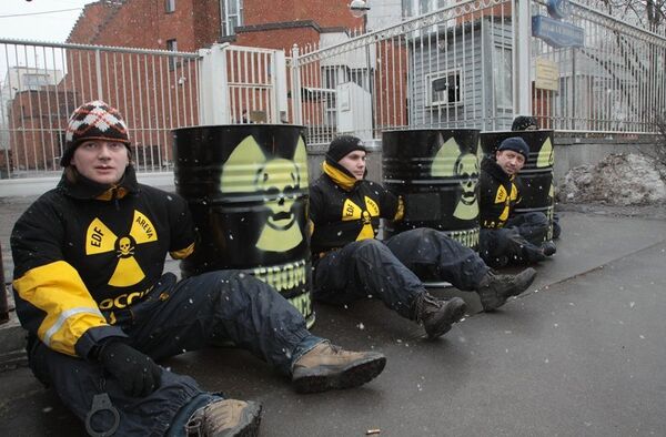 В Москве и Петербурге прошли акции против ввоза в Россию ядерных отходов
