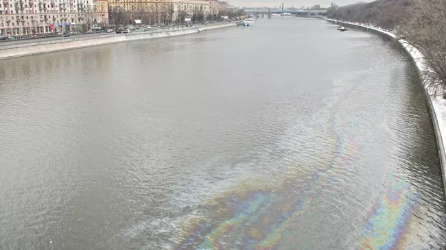 Масляная пленка неизвестного происхождения обнаружена на Москве-реке