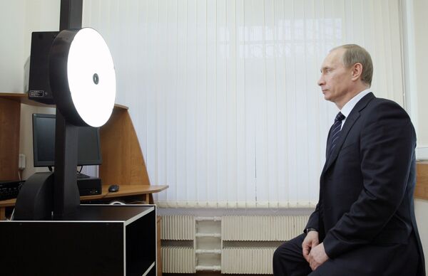 Премьер-министр РФ В.Путин посетил Управление Федеральной миграционной службы по Москве. Архив