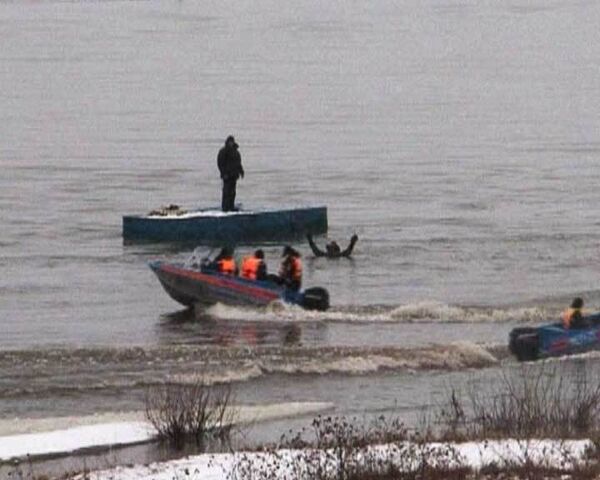 Спасатели МЧС сняли рыбаков с плавающей льдины 