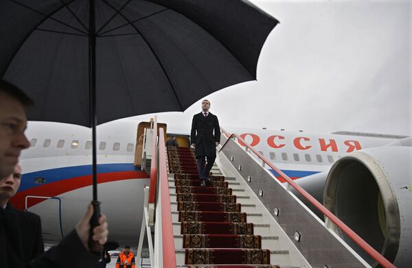 Президент России Дмитрий Медведев в аэропорту. Архив