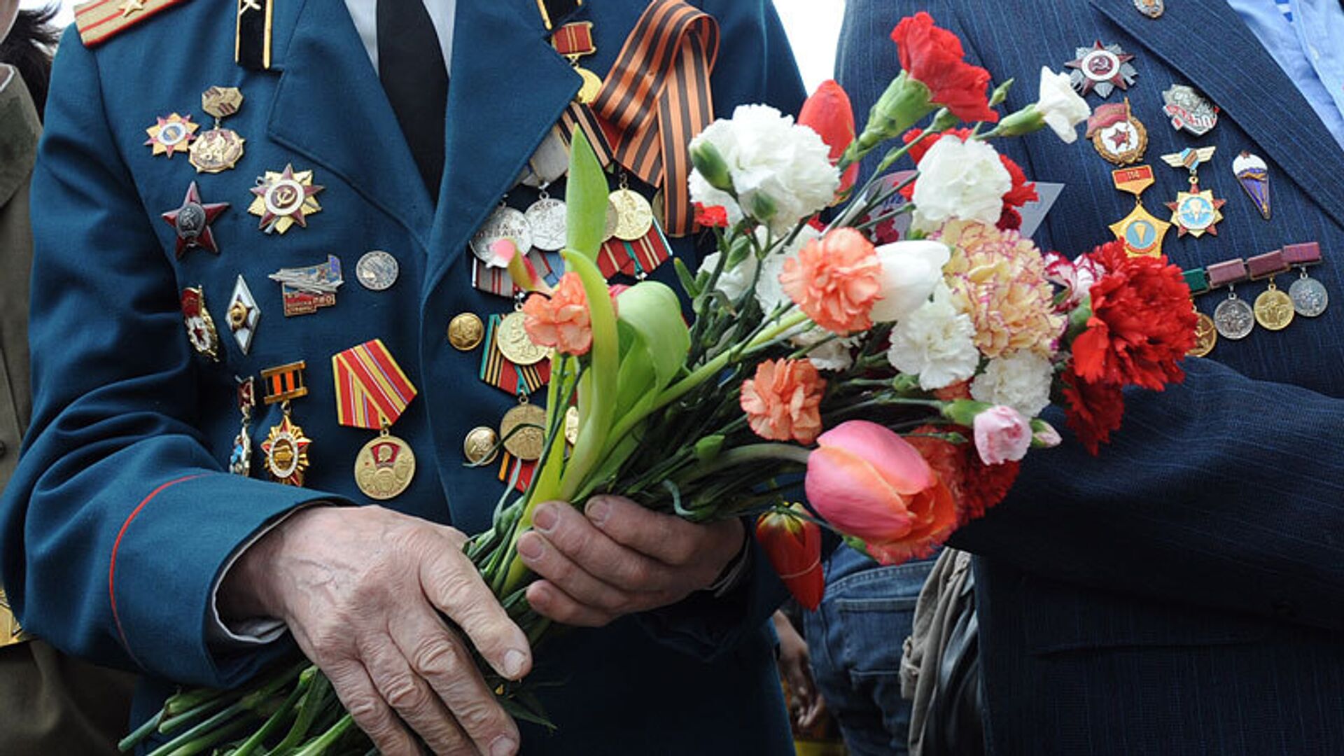 Выплата вдовам вов к 9 мая. День Победы ветераны. Букет цветов ветерану. Ветеран с гвоздиками. Цветок день Победы.