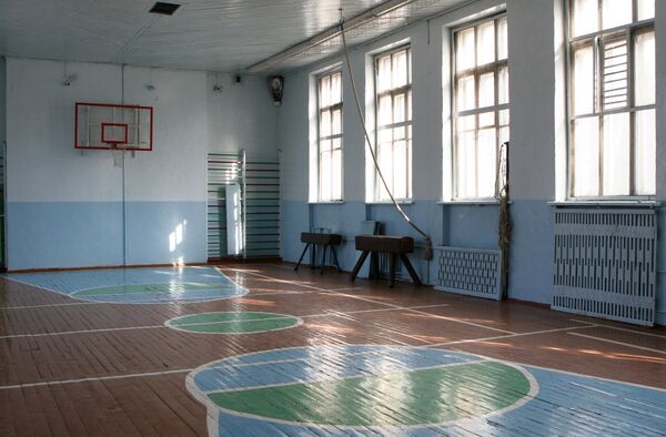 Спортивный зал школы. Архив