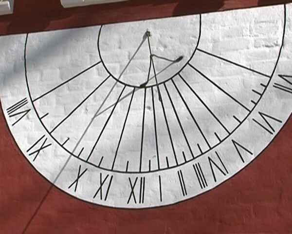 Солнечные часы в Новодевичьем монастыре не переводят на летнее время