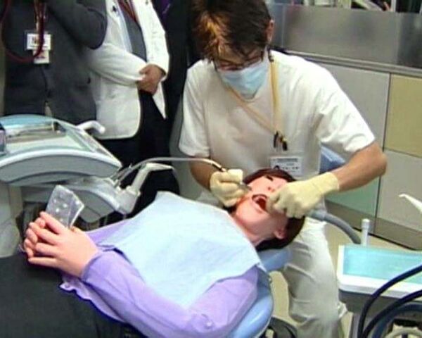 Робот-гуманоид в кресле у зубного врача