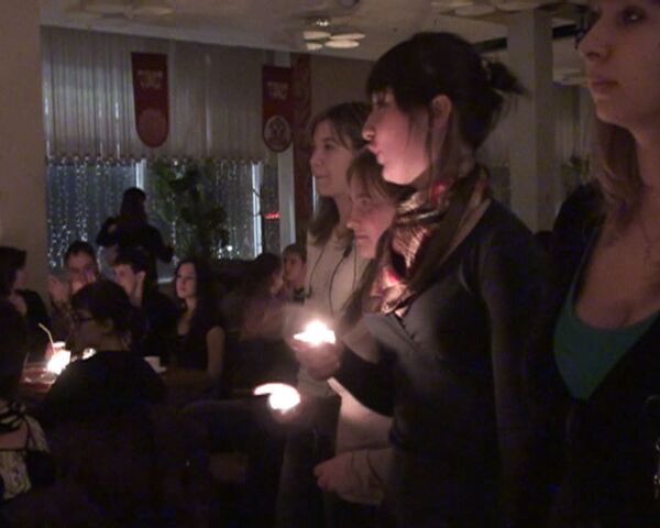 Студенты Владивостока зажгли свечи в поддержку акции Час Земли