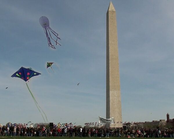 Шоу танцующих воздушных змеев в небе над Вашингтоном