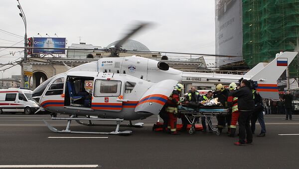 Вертолет МЧС эвакуирует пострадавших при взрыве на станции метро Парк культуры. Архив