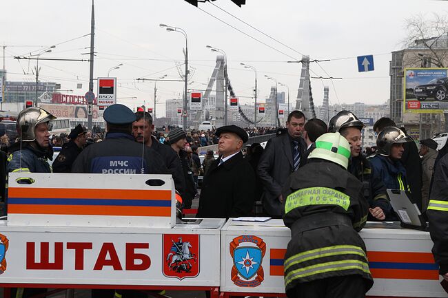 Мэр Москвы Юрий Лужков у метро «Парк культуры», где утром произошел взрыв