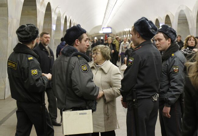 Милиция на станции метро Кузнецкий мост. Архив