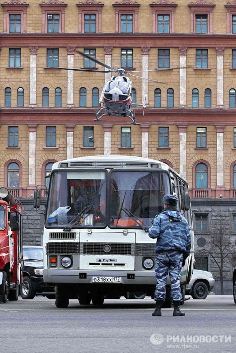 Санитарный вертолет у станции метро Лубянка