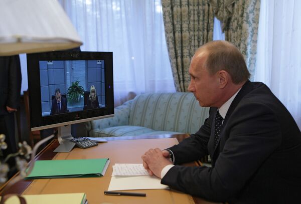 Премьер-министр РФ Владимир Путин проводит совещание в режиме видеоконференции. Архив.